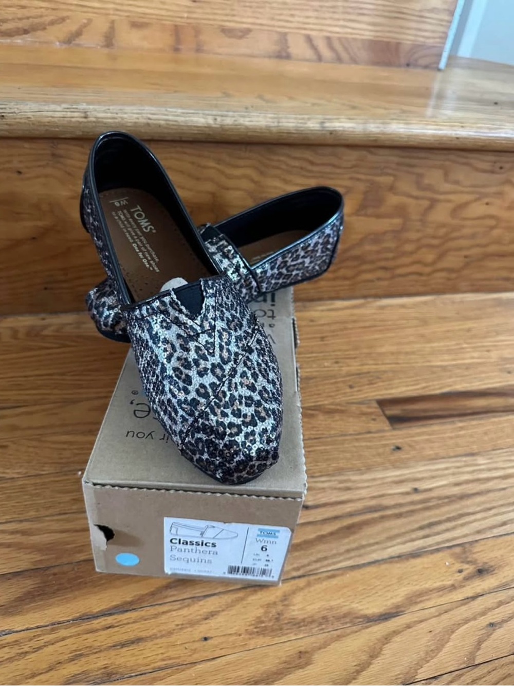Tom’s Women’s Classic Panthers with sequins - Women’s Size 6 - Brand new in box